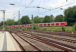 Nachschuss auf zwei 472 der S-Bahn Hamburg als S31 von Hamburg-Harburg Rathaus nach Pinneberg, die Hamburg Hbf (S-Bahn) auf Gleis 2 verlassen.