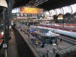 Der Bahnhof Hamburg-Hauptbahnhof von oben. Ganz hinten ist ein DoStO-zug, daneben stehen Silberlinge, und gerade ist der ICE nach Mnchen eingetroffen. Aufgenommen am 6.8.