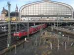 218 433 mit dem RE 21416 als Sandwichgarnitur nach Lbeck bei Ausfahrt aus Hamburg Hbf., hinten schiebt 218 435; 04.12.2007
