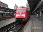 101 034-7 steht am 11.04.08 mit dem IC 2379 nach Frankfurt am Main Hbf auf Gleis 12 des Hamburger Hbfs. Links auf Gleis 14 steht der ICE 677 nach Karlsruhe Hbf. 