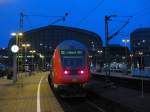 Ein Dosto Stw. hngt am 21.02.09 vorm RE 21428 nach Lbeck Hbf. Aufgenommen kurz vor der Abfahrt im Hamburger Hbf.