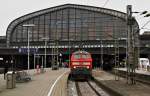 218 413-3 am 12.12.2009 mit einem RE nach Kiel Hbf (via Lbeck Hbf) vor der Halle des Hamburger Hauptbahnhof.Das  Sandwich  machen 5 n-Wagen  und die am Zugschluss befindliche 218 407-5 perfekt. 