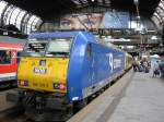 185 516 der Nord-Ostsee Bahn (NOB) steht am 17.07.2005 in der Halle von Hamburg Hbf vor dem Flensburg-Express.