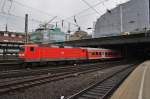 Hier 143 557-7 mit einem R60 von Hamburg Hbf. nach Itzehoe, bei der Einfahrt am 11.10.2011 in Hamburg Hbf.