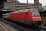 Hier 101 034-7 mit 3 Wagen aus IC2220, bei der Durchfahrt am 11.10.2011 durch Hamburg Hbf. in Richtung Hamburg Dammtor.