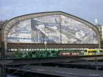An der Sdseite der Halle des Bf Hamburg Hbf hngt ein Transparent, welches fr die Olympiabewerbung 2012 der Stadt Hamburg wirbt.