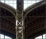 Detail der Hallenkonstruktion des Hamburger Hauptbahnhofes. 9.7.2013