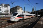 411 056-5  Waren(Müritz)  ist zusammen mit 411 059-9  Passau  als ICE1717 von Hamburg-Altona nach Eisenach unterwegs. Hier fährt der Verband eben in Hamburg Hbf. ein. (21.4.2016)