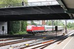 Einfahrt am 25.05.2015 von 120 103-7 zusammen mit einem IC und der 101 118-8  Glacier Express unvergessliCH  am Zugschluss in den Hauptbahnhof von Hamburg.