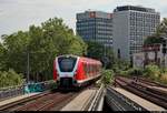 490 124 und 490 ??? der S-Bahn Hamburg als S21 von Aumühle nach Hamburg Elbgaustraße erreichen den Hp Hamburg Dammtor auf der Hamburg-Altonaer Verbindungsbahn (KBS 137.1).