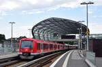Ein Zug der Baureihe 474 hat den Haltepunkt Elbbrücken erreicht.

Hamburg 26.07.2021
