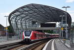 Ein Zug der Baureihe 474 steht am Haltepunkt Elbbrücken.
