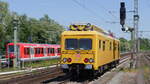 708 330  (ex DR ORT 188.3) der DB Netz eilt als Falschfahrt durch Hamburg-Bergedorf, 16.05.2024
