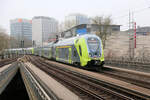 ET 445038 an der Zugspitze fährt in Form einer Doppeleinheit nach Kiel am 10.2.2026 um 9.47 Uhr in Hamburg-Dammtor ein.