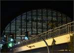 Ein Sommerabend am Hamburger Bahnhof  Dammtor : Blick auf die Halle mit der neuen Brcke ber die Dammtorstrae.