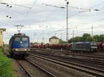 EGP (Eisenbahngesellschaft Potsdam) 151 039-5 und CTL Logistik 185 566-7 am 06.09.17 in Hanau Hbf vom einen Gehweg aus fotografiert