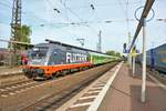 Hectorrail/Flixtrain 242.517 (182 517) mit dem Locomore im Flixtrain Design am 27.04.18 in Hanau Hbf 