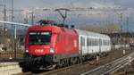 Ein ÖBB-Taurus zieht 2 Reisezugwagen durch den Hanauer Hauptbahnhof. Aufgenommen am 29.3.2018 16:38