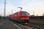 DB Cargo 193 314-2 am 02.03.19 in Hanau Hbf mit einen KLV Zug