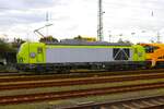 Alpha Trains Siemens Vectron DualMode 2248 036-6 am 03.11.23 in Hanau Hbf abgestellt vom Bahnsteig aus fotografiert