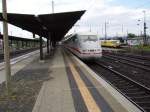 Ein ICE 1 und ein BR 726 Gleismesszug der DB Netz Instandhaltung   in Hanau Hbf.