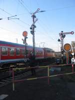 110 430 passiert am 5. Februar 2005 die Ausfahrtsignalgruppe des Gleises 102. Rechts im Bild, das Zwergformsignal und ein Formvorsignal fr das Gleis 101. Wer entdeckt den Eisenbahnfan, der die Ausfahrt filmt? Erkennt sich jemand wieder, wenn ja, bitte an mich wenden. ;-)