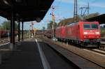 185 174-0 und eine unerkannte Schwesterlok durchfahren hier mit einem langen Kohlezug den Hanauer Hbf, 05.09.2011.