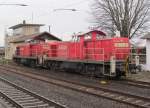 294 646-5 und 294 818-0 stehen am 27. Dezember 2012 in Hanau Hbf abgestellt.