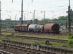 Fünf Güterwagen stehen am 06.05.14 in Hanau Hbf  vom Bahnsteig aus Fotografiert