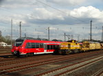 DB Regio Mittelhessenexpress 442 113 trift auf H.F. Wiebe Vossloh G1700 BB Lok 12 (277 018-8) am 08.04.16 in Hanau Hbf vom Bahnsteig aus fotografiert