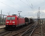 DB Cargo 185 277-1 mit kurzen Güterzug am 24.04.16 in Hanau Hbf