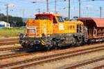 BBL Logistik Vossloh DE18 (4185 149-6) mit Schotterwagen abgestellt in Hanau Hbf vom Bahnsteig aus fotografiert am 28.06.25