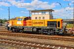 BBL Logistik Vossloh DE18 (4185 149-6) mit Schotterwagen abgestellt in Hanau Hbf vom Bahnsteig aus fotografiert am 28.06.25