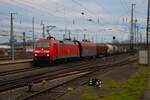 DB Cargo Siemens 152 007-1 mit Mischer am 23.12.25 in Hanau Hbf vom Bahnsteig aus fotografiert