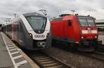 146 128 trifft am 5.8.2017 mit dem RE1 (RE4422) nach Norddeich Mole in Hannover Hauptbahnhof auf 1440 620-1 als RE30 (ENO83523) nach Wolfsburg Hauptbahnhof.