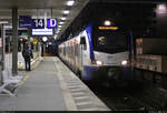 Noch mit dem Zugzielanzeiger  Nicht einsteigen  wartet 3427 039-7 (Stadler FLIRT 160) am Abend in Hannover Hbf auf Gleis 14 D-F.