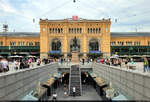 Hannover Hauptbahnhof mit dem 1879 eröffneten Empfangsgebäude und der Reiterstatue von Ernst August.