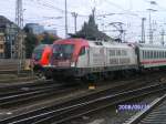 1016-047-1 mit IC 2082 Knigsee von Berchtesgarden nach Hamburg-Altona bei der Einfahrt in Hannover HBF, links fhrt ein RE nach Norddeich ein, eigentlich hatte ich die Deutschland Lok erwartet (Einfahrt mit 15 Minuten +)