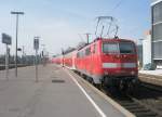 Hier 111 141-8 mit RE14012 von Braunschweig Hbf. nach Rheine, bei der Ausfahrt am 7.4.2010 aus Hannover Hbf.