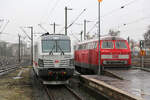 13.2.2026 standen um 10.13 Uhr die DB 248505 und 218824-1 einsatzbereit im HBF Hannover.
Sie standen, wie gesagt, im HBF Hannover am westlichen Bahnsteig Ende!