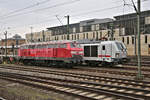 Am 18.2.2026 standen um 16.45 Uhr die DB Lokomotiven 218824--1 und die 248505 im Westteil des HBF Hannover.