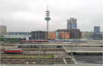 Blick �ber den Hauptbahnhof Hannover - 

... zur Bebauung auf der Nordseite der Bahnsteige mit dem VW-Tower in Bildmitte. Mein Hotelzimmer war in dem orangenen Geb�ude unterhalb des VW-Towers. 

Blick vom obersten Parkdeck der Ernst-August-Galerie.

05.05.2026 (M)
