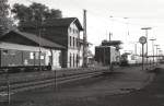 Bahnhof Hasbergen am 10.3.1985 an der Rollbahn!  Gerade braust ein Intercity mit 103212 heran.