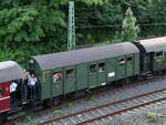 Der 1943 gebaute Behelfspersonenwagen (Kriegsbauart) Mci 304 134 Esn war Teil des Bochumer Museumszuges und ist hier Anfang September 2023 in Hattingen zu sehen.