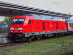 BR 245 027 mit einem RE 6 Ersatzzug nach Westerland (Sylt) in Heide (Holst), 03.05.2018.