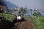 Ein im April 2000 eher banales Motiv : 110 230 zieht bei Heidelberg-Karlstor einen Eilzug in Richtung Neckartal. Heute sind lokbespannte Züge dort eher selten ... . 