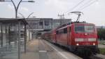 111 099 zieht ihren Regionalzug nach Frankfurt aus Heidelberg Hbf.