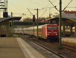 Bei der Einfahrt in den Heidelberger Hbf auf Gleis 8 ist hier die 101 083-4 mit ihrem IC nach Stuttgart Hbf zu sehen am Nachmittag des 15.11.2015