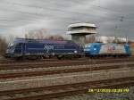 183 500-8 von mgw-Service und 185 510-5 der HLG aus Bebra stehen gemeinsam arbeitslos vor dem stillgelegtem Stellwerk vom Bahnhof Heidenau. 