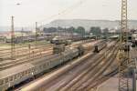 Mal wieder etwas (wunderschne) Nostalgie: Blick auf die Gleisanlagen des Heilbronner Hauptbahnhofes Anfang der 70er. Ich durfte seinerzeit auf das Hauptstellwerk und von oben fotografieren (mit einer Revue-Kleinbildkamera). BR 144, 117 und 118 waren hier oft zu sehen, auch nach Dampfloks der BR 023, 038 und 052. Rechts fhrten die Gleise zur Expressguthalle, heute fhrt hier die Stadtbahn vor das Bahnhofsgebude und dann durch die Innenstadt. 